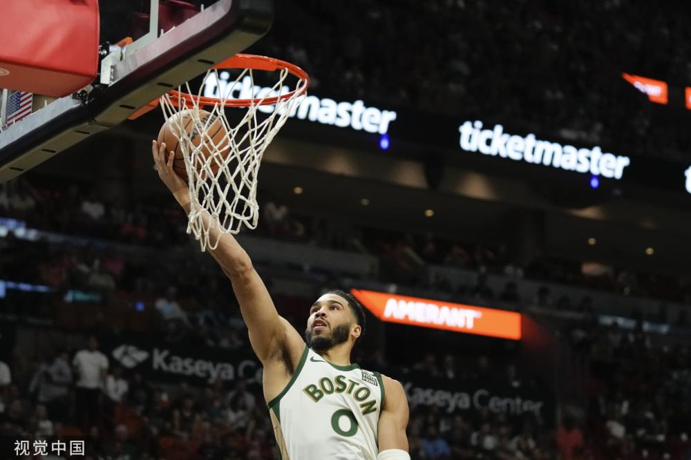 随着全球足 随着全球足